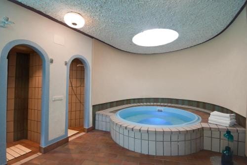 Ferienwohnungen St Hippolyt mit Hallenbad Hotel in Algund