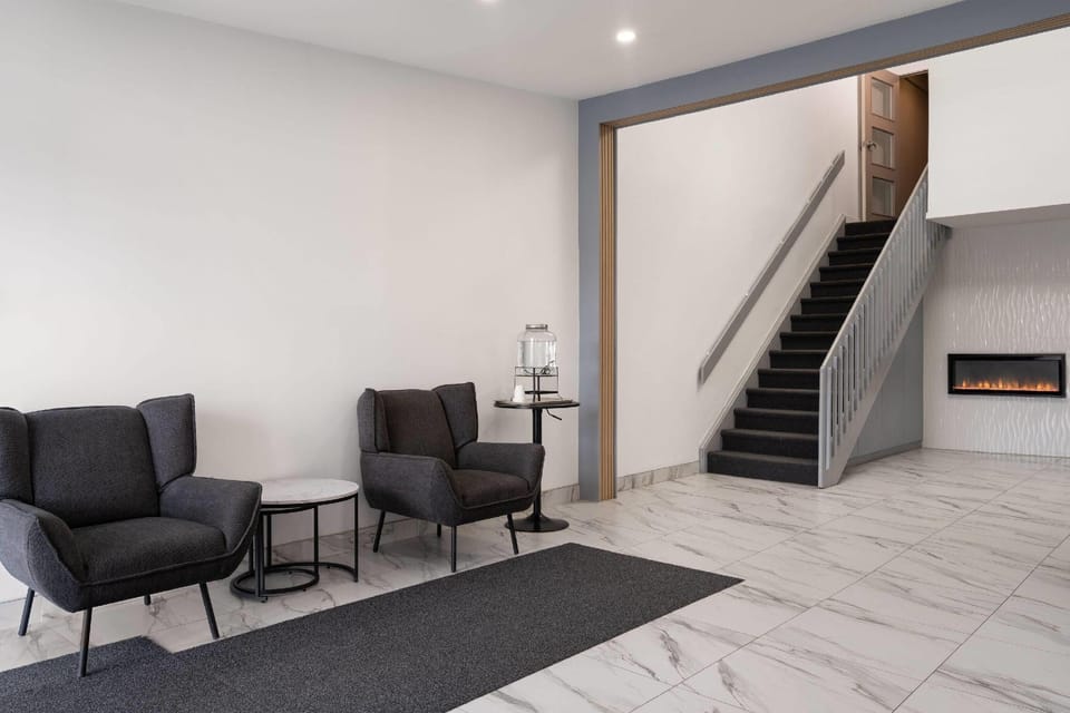 Travelodge by Wyndham Drummondville Hotel in Drummondville