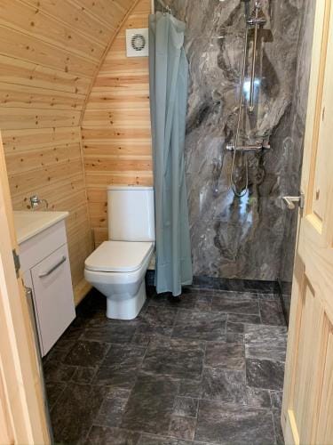 Pond View Pod 3 With Private Hot Tub -Fife - Loch Leven - Lomond Hills Lodge in Scotland