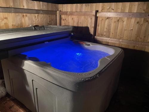 Pond View Pod 3 With Private Hot Tub -Fife - Loch Leven - Lomond Hills Lodge in Scotland