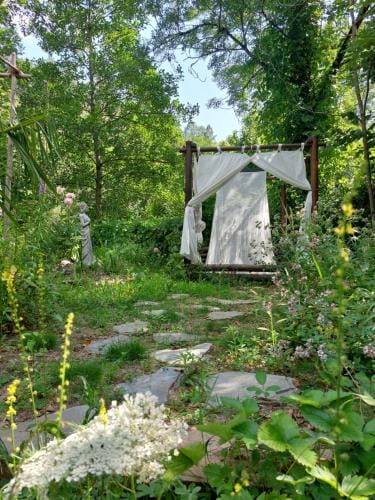 Chambres d'hotes dans Mas avec jardin en bord de riviere Hotel in Auvergne-Rhône-Alpes