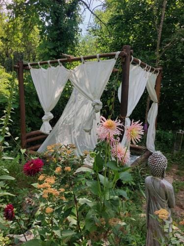 Chambres d'hotes dans Mas avec jardin en bord de riviere Hotel in Auvergne-Rhône-Alpes