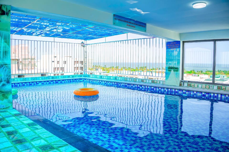 Swimming pool [outdoor]