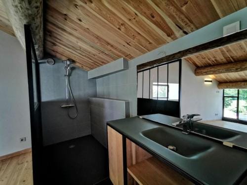 Sejour champetre : magnifique ferme rehabilitee avec piscine, terrasses et confort moderne a St Etie Hotel in Auvergne-Rhône-Alpes