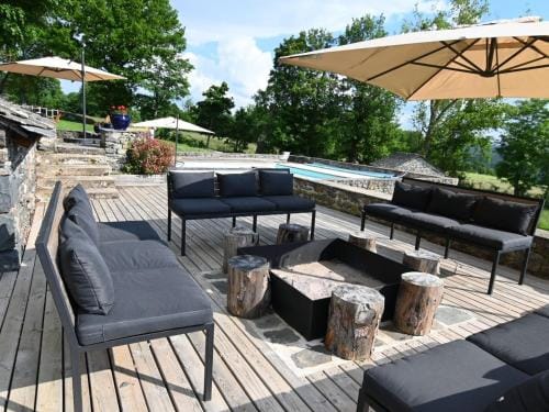 Sejour champetre : magnifique ferme rehabilitee avec piscine, terrasses et confort moderne a St Etie Hotel in Auvergne-Rhône-Alpes