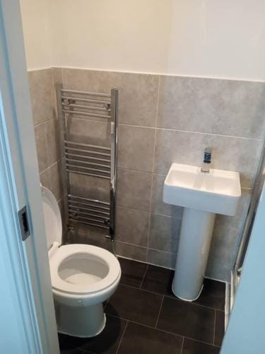 Ensuite Double-bed (E3) close to Burnley city centre Hotel in Burnley