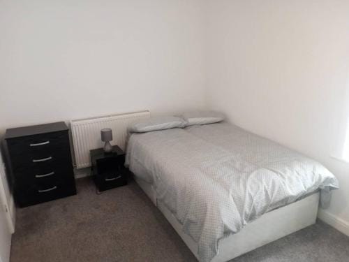 Ensuite Double-bed (E3) close to Burnley city centre Hotel in Burnley