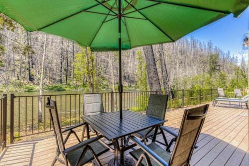 Osprey Nest Cabin Hotel in McKenzie River