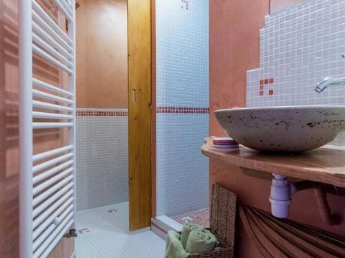 Chambre rustique avec lit king-size, salle de bains privee et petit-dejeuner pres de Nantes. - FR-1- Hotel in Brittany