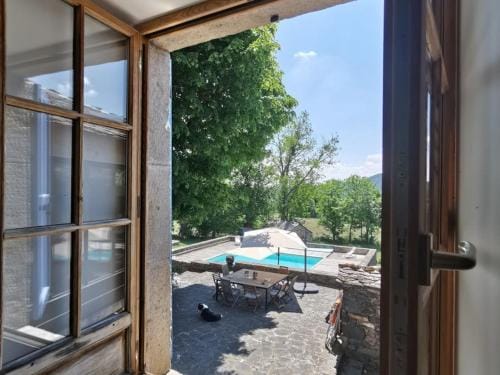 Corps de ferme renove avec piscine et terrasses paisibles, a 1h30 de Lyon - FR-1-582-396 Hotel in Auvergne-Rhône-Alpes