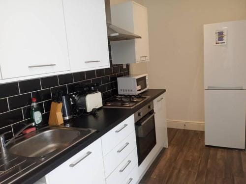 Ensuite Double-bed (R3) close to Burnley city centre Hotel in Burnley