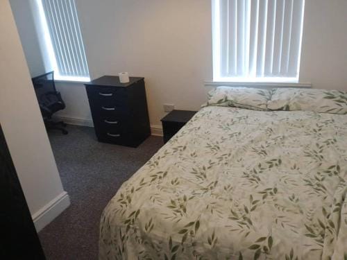 Ensuite Double-bed (R3) close to Burnley city centre Hotel in Burnley