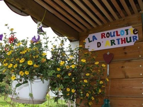 Sejour insolite en roulotte cosy avec tout confort pres d'Epinal - FR-1-589-459 Hotel in Vosges