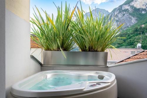 Charming Loft - Private Hot Tub & Free Parking Hotel in Riva del Garda