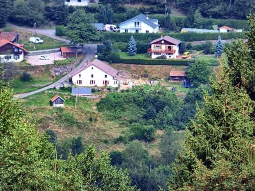 Chambre Familiale 4 Pers, 2eme Etage, Repas Traditionnels, Terrasse, Parking Hiver - FR-1-589-565 Hotel in Vosges