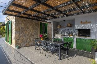 M in Makarska with 3 bedrooms and 1 bathrooms Hotel in Tučepi