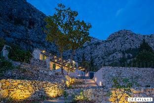 M in Makarska with 3 bedrooms and 1 bathrooms Hotel in Tučepi