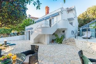 Mandre in Kolan with 6 bedrooms and 4 bathrooms Hotel in Novalja