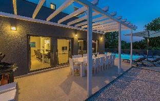 Sole in Pomer with 6 bedrooms and 6 bathrooms Hotel in Medulin