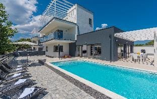 Luna in Pomer with 6 bedrooms and 6 bathrooms Hotel in Medulin
