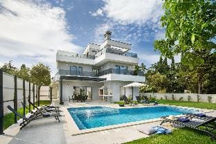 K in Premantura with 4 bedrooms and 4 bathrooms Hotel in Premantura