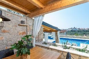Kalista in Betiga with 4 bedrooms and 3 bathrooms Hotel in Peroj