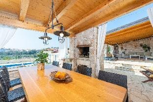 Kalista in Betiga with 4 bedrooms and 3 bathrooms Hotel in Peroj