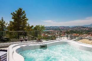 in Podstrana with 5 bedrooms and 5 bathrooms Hotel in Podstrana
