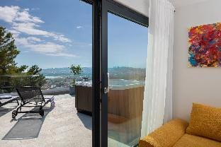 in Podstrana with 5 bedrooms and 5 bathrooms Hotel in Podstrana