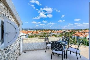 Kos in Murter with 11 bedrooms and 6 bathrooms Hotel in Murter