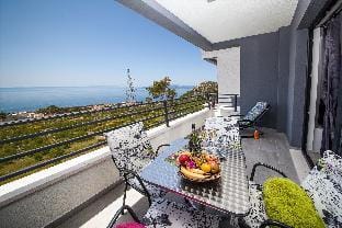 Matic in Makarska with 5 bedrooms and 4 bathrooms Hotel in Makarska