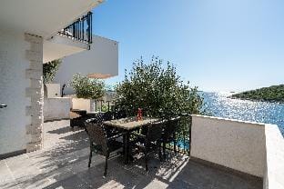 Sine in Ljubljeva with 6 bedrooms and 3 bathrooms Hotel in Split-Dalmatia County