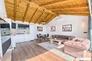 Filip in Murter with 4 bedrooms and 2 bathrooms Hotel in Tisno
