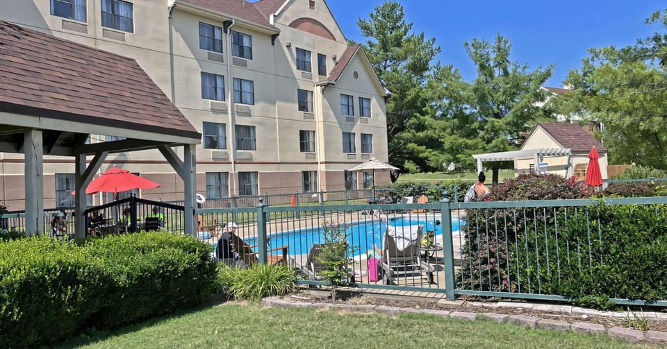 Branson Hillside Hotel Hostel in Branson