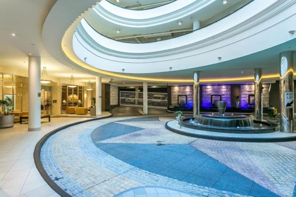 Deluxe Chevron Renaissance Hotel in Surfers Paradise