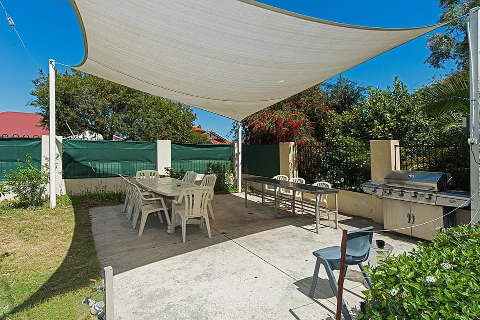 Victoria Park Lodge Hotel in Perth
