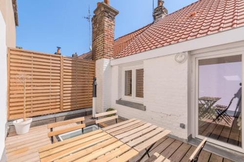 2 BR house w/ terrace, near train stations & metro Hotel in Lille