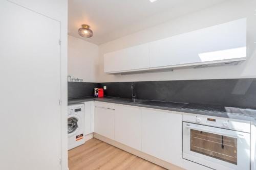 2 BR house w/ terrace, near train stations & metro Hotel in Lille