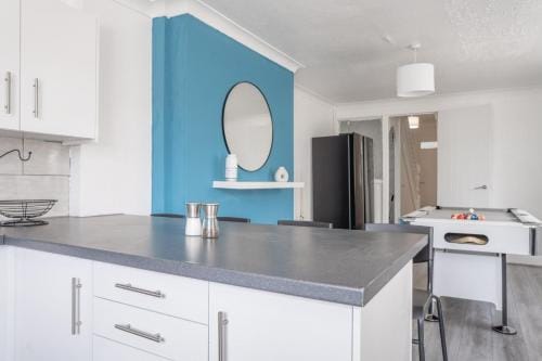Spacious 4-Bedroom Apt | Pool Table Hotel in Cardiff