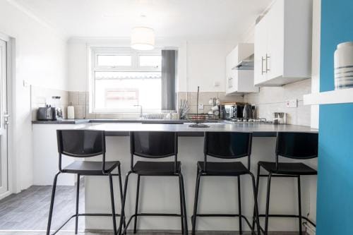 Spacious 4-Bedroom Apt | Pool Table Hotel in Cardiff