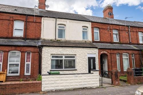 Spacious 4-Bedroom Apt | Pool Table Hotel in Cardiff