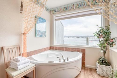 Surfer Dude - Anchor Pier Lodge Hotel in Newport