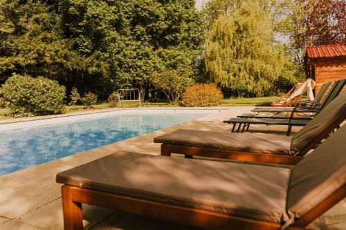 Maison d'hotes et gite de charme avec piscine, La Lhuiseraie Hotel in Auvergne-Rhône-Alpes