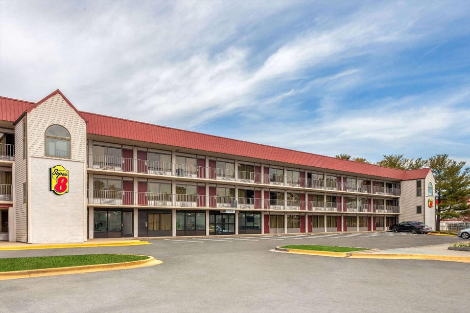 Super 8 by Wyndham Baltimore Northwest Hotel in Woodlawn
