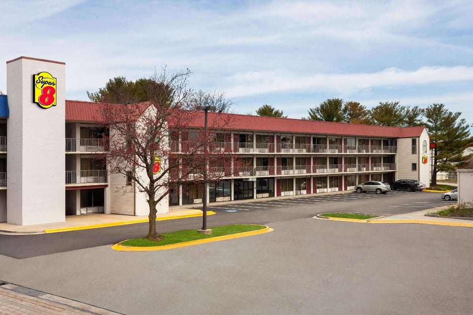Super 8 by Wyndham Baltimore Northwest Hotel in Woodlawn