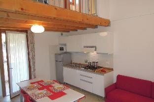Four-room flat with air conditioning and swimming pool for 8 people Hotel in Bibione