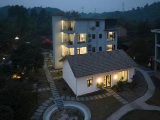 Anji Wuli Shanye·Light Luxury Holiday Meishu Hotel in Zhejiang