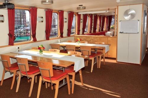 Hotelboat Fleur Hotel in Amsterdam