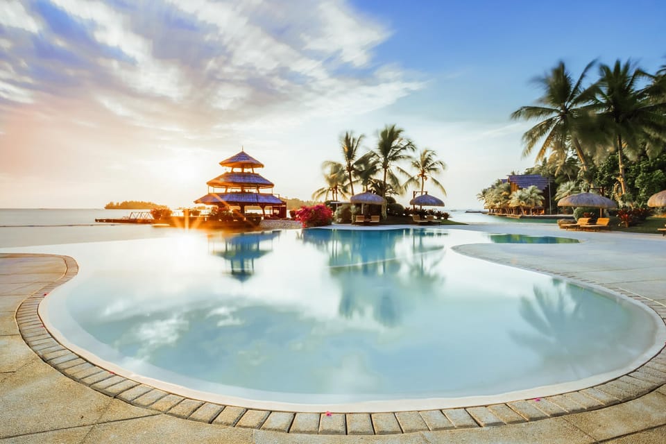 Swimming pool [outdoor]
