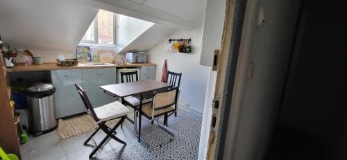 Cozy attic Clichy Levallois Hotel in Levallois-Perret